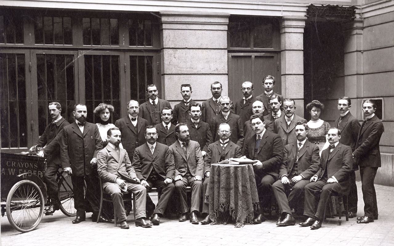 Employees at the Paris site, 1909