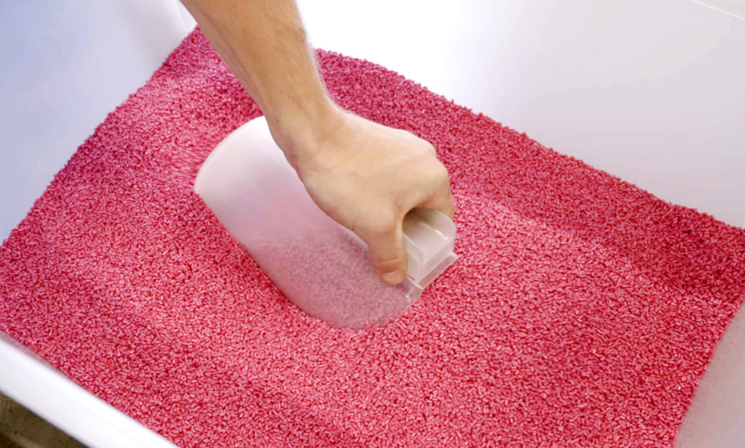 pinkt granulate with a hand